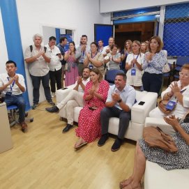 Astrid Pérez y su equipo del PP en la sede de Arrecife