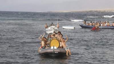 Fiestas de Caleta Caballo con la procesión de La Lapa