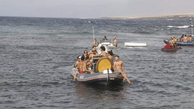 Fiestas de Caleta Caballo con la procesión de La Lapa