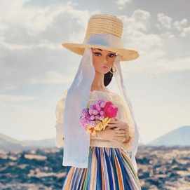 La Barbie con el traje típico de campesina posando en La Geria