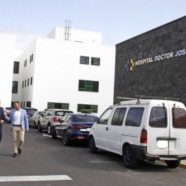 Oswaldo Betancort y Jacobo Medina en la entrada del Hospital José Molina Orosa en Arrecife