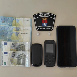 Dinero, sustancias estupefacientes y varios teléfonos requisados por la Policía Local de Arrecife