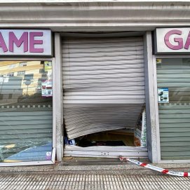 El escaparate y la valla de la tienda de videojuegos afectada en Arrecife. Foto: La Voz de Lanzarote.
