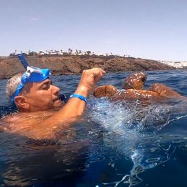 El bañista rescatando la tortuga boba en Lanzarote. Foto: Native Diving. 