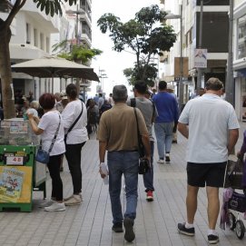 Ciudadanos caminando por el centro de Arrecife