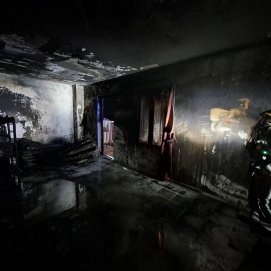 Los bomberos apagando el incendio en el albergue de La Santa