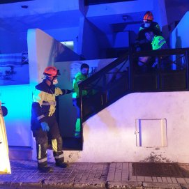 Los Boluntis y el SUC rescatando al hombre herido en su vivienda