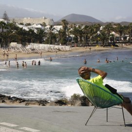 Calor en la playa de Las Cucharas en Costa Teguise. Foto: José Luis Carrasco.