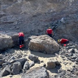 Los bomberos buscando a personas en un derrumbe en Papagayo