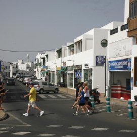 Personas paseando por Playa Blanca. Foto: José Luis Carrasco.