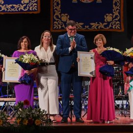 Las Revoltosasa junto al alcalde de San Bartolomé, Isidro Pérez, y la concejal de Fiestas, Estefanía Hernández