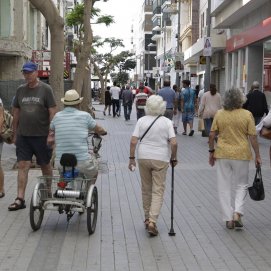 Ciudadanos paseando por el centro de Arrecife