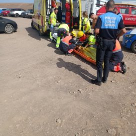 Los bomberos, la Policía Local y los sanitarios atienden a la mujer accidentada en la playa Mujeres. Foto: Bomberos de Lanzarote.
