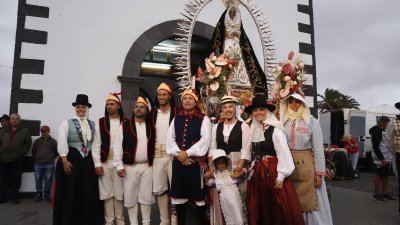 Ofrenda en la Romería de Los Dolores. 