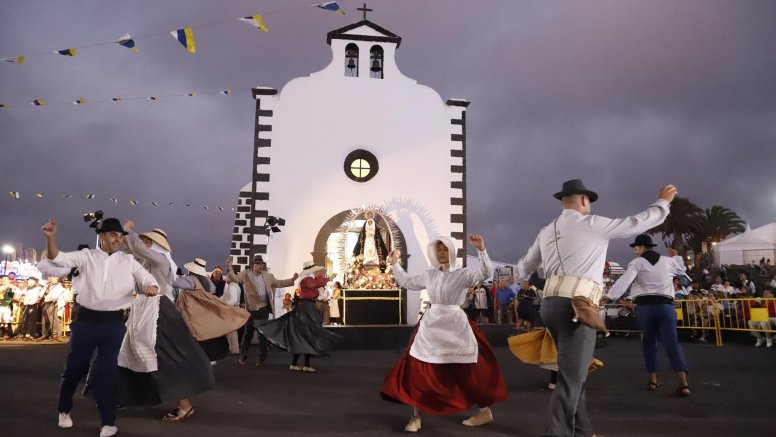 Ofrenda en la Romería de Los Dolores.