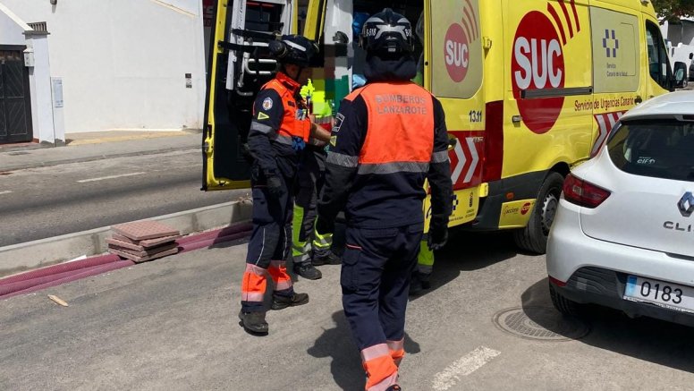 Los bomberos trasladan a la ambulancia a una anciana que sufrió una caída en Playa Honda. Foto: Consorcio de Seguridad y Emergencias.