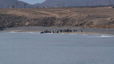 Una lancha neumática arriba por sus propios medios a la playa de La Garita en Arrieta. Foto: Juan Mateos.