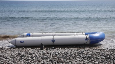 Una lancha neumática arriba por sus propios medios a la playa de La Garita en Arrieta. Foto: Juan Mateos.