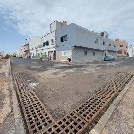 Yonathan de León informando de manera cercana a los vecinos de Argana Alta sobre las obras