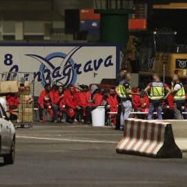 Los llegados en patera esta madrugada a Puerto de Naos (Foto: José Luis Carrasco)
