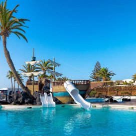Barco pirata con toboganes en H10 Suites Lanzarote Gardens, en Costa Teguise.