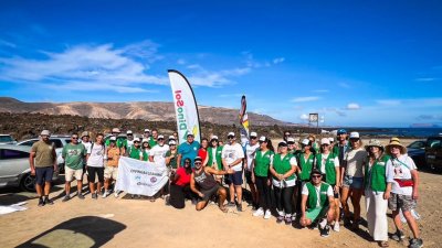 Trabajadores de HiperDino limpian la playa de Caleta del Mero 