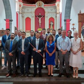 Visita oficial a la iglesia de San Ginés. Corporación Municipal de Arrecife , junto al párroco, en el interior de la iglesia
