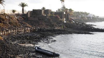 Llega una patera por sus propios medios a Costa Teguise. Foto: Juan Mateos.