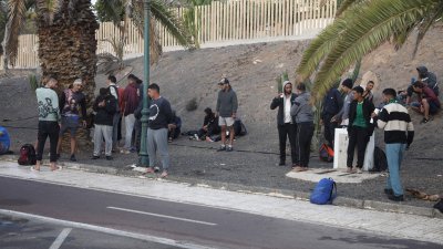 Llega una patera por sus propios medios a Costa Teguise. Foto: Juan Mateos.