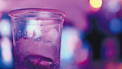 La 'purple drank' se realiza mezclando jarabe con codeína y alcohol con bebidas gaseosas. Foto: Onda Cero