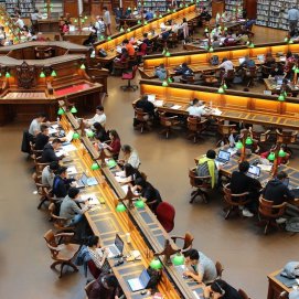Estudiantes universitarios. Becas.