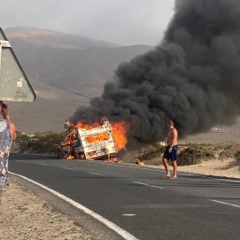 Autocaravana ardiendo en Famara