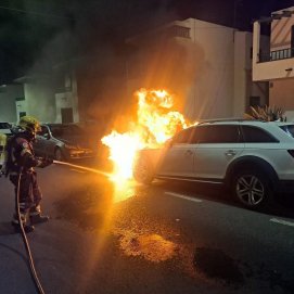 Incendio de un vehículo en Playa Honda