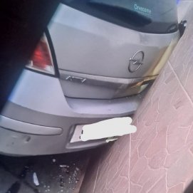 El coche empotrado contra la pared de la casa en Arrecife