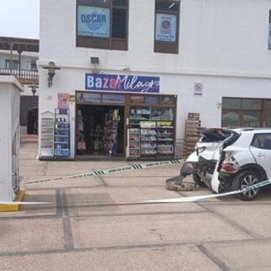 El coche destrozado tras el choque contra el cajero