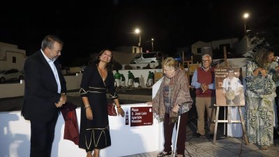 Descubrimiento de la placa en honor a José Luis Aparicio Morales (Fotos: La Voz)