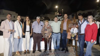 Descubrimiento de la placa en honor a José Luis Aparicio Morales (Fotos: La Voz)
