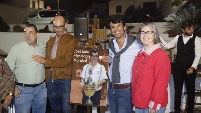 Descubrimiento de la placa en honor a José Luis Aparicio Morales (Fotos: La Voz)