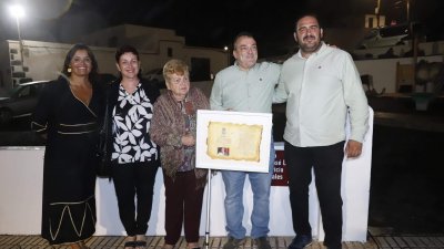 Descubrimiento de la placa en honor a José Luis Aparicio Morales (Fotos: La Voz)