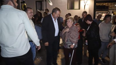 Descubrimiento de la placa en honor a José Luis Aparicio Morales (Fotos: La Voz)