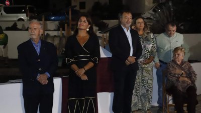 Descubrimiento de la placa en honor a José Luis Aparicio Morales (Fotos: La Voz)