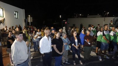 Descubrimiento de la placa en honor a José Luis Aparicio Morales (Fotos: La Voz)