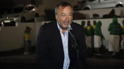 Descubrimiento de la placa en honor a José Luis Aparicio Morales (Fotos: La Voz)