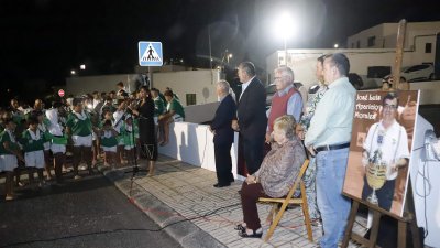 Descubrimiento de la placa en honor a José Luis Aparicio Morales (Fotos: La Voz)