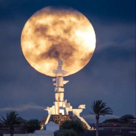 La superluna azul desde el Monumento al Campesino de César Manrique. Foto: Rafael Sánchez.