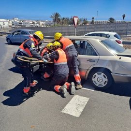 Los bomberos sacando a uno de los heridos del interior del coche