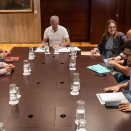 El presidente y la consejera durante la reunión con representantes de ongs