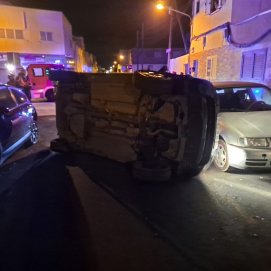 Coche volcado en Arrecife