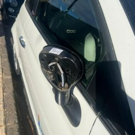Uno de los coches con el retrovisor roto en Costa Teguise