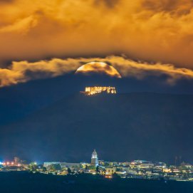 Fotografía de la superluna azul tras el Castillo de Guanapay. Foto: Juan José Cordero Valeriano